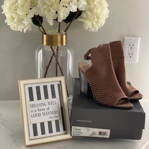 Vince Camuto size 9 VC-Madesti Sandal